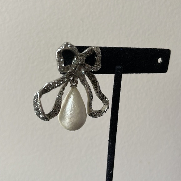 OSCAR DE LA RENTA Bow & Imitation Pearl Drop Earring - Picture 6 of 7